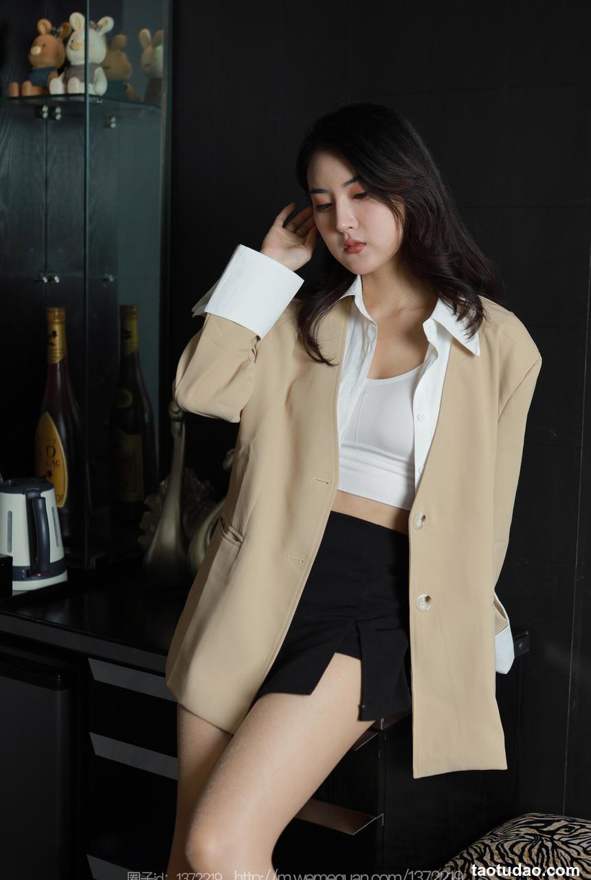 [IESS异思趣向] 2023.02.19 丝享家 1367 小宝《外套下的长腿》[88P-94MB]