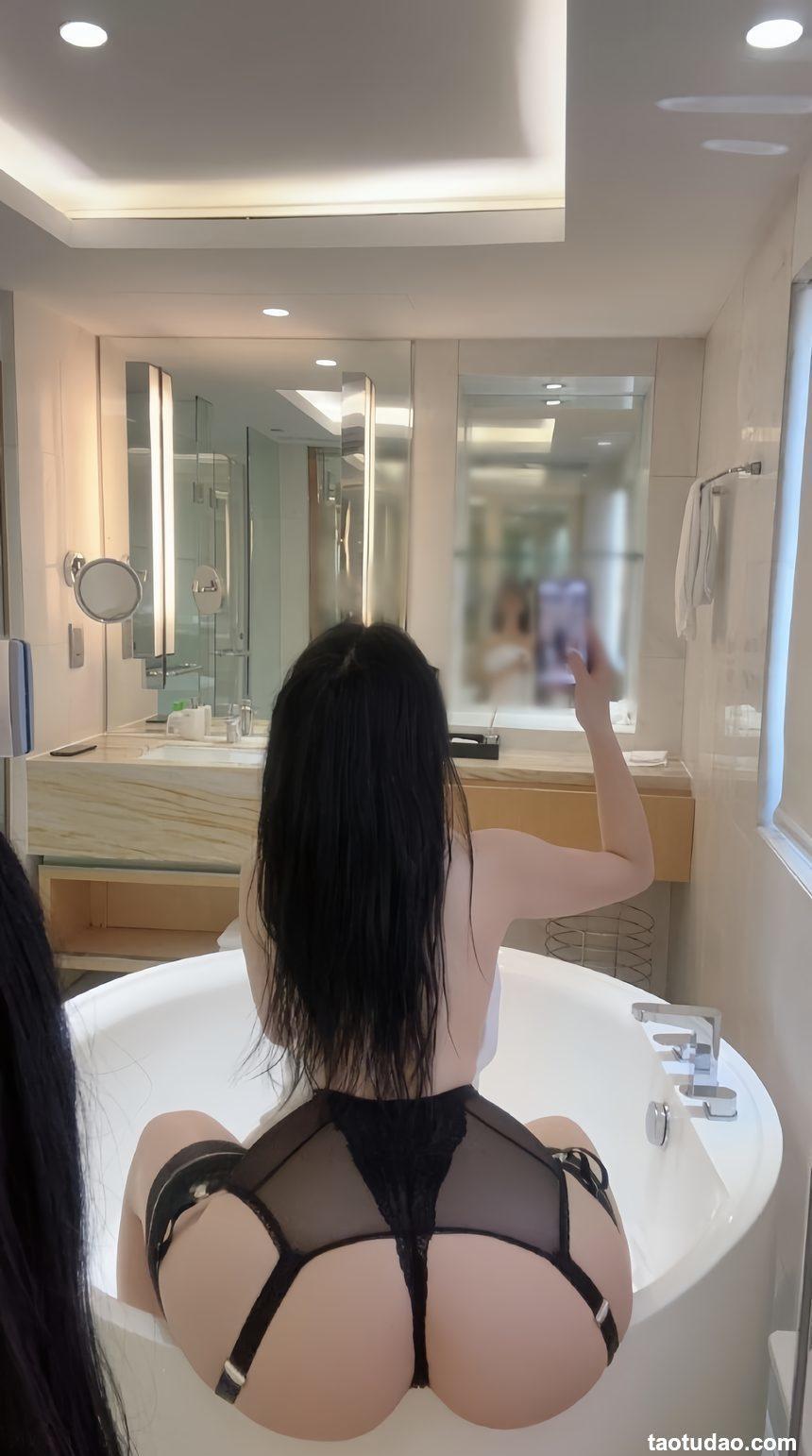 俏妞qiaoniuTT - 束带丝袜蜜桃臀[44P-235MB]