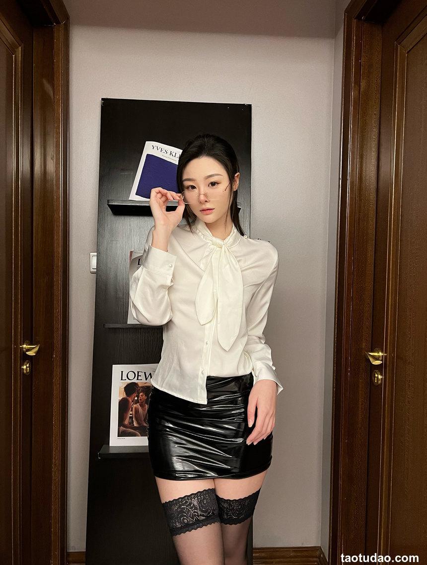 是小逗逗 - 黑丝玉足[31P-111MB]