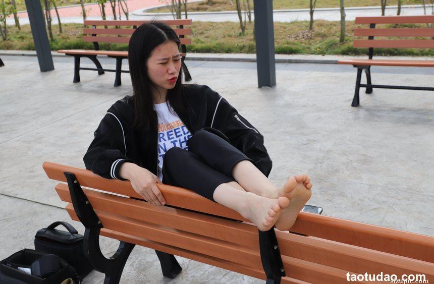 Pary摄影 NO.045 春暖花开，与小芳到户外拍摄美脚[133P／239MB]