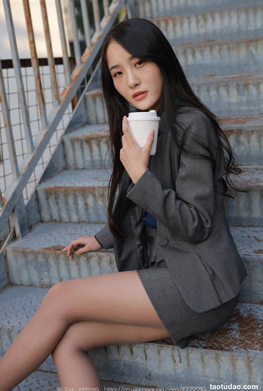 [IESS异思趣向] 2022.12.17 丝享家 1301 婉萍《温柔OL风》[88P-101.4M]