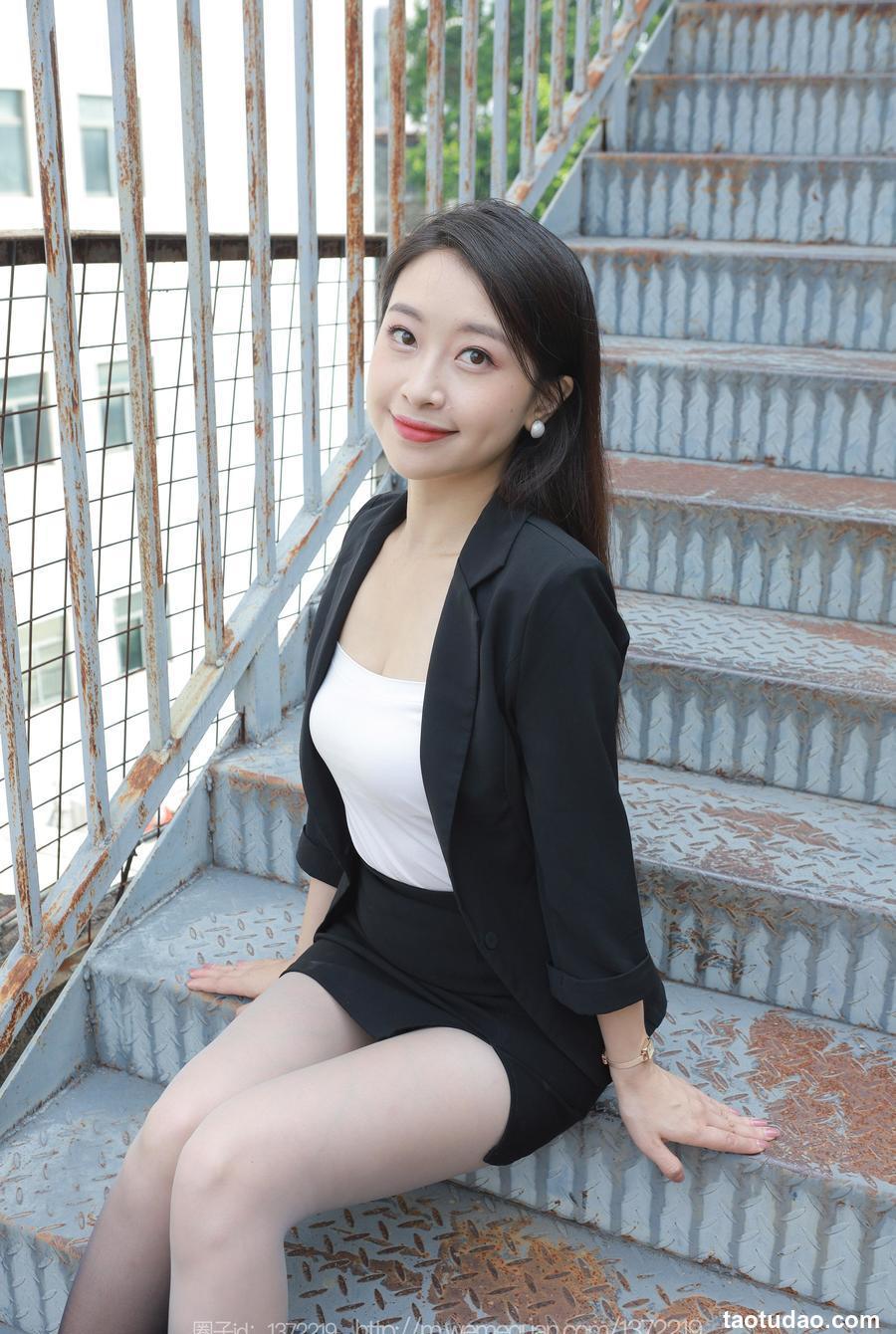 [IESS异思趣向] 2023.09.28 丝享家 1545 小婕《黑白灰渐变》[84P-115.6M]