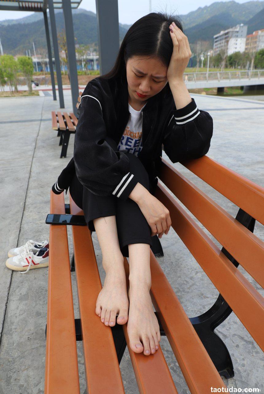 Pary摄影 NO.045 春暖花开，与小芳到户外拍摄美脚[133P／239MB]