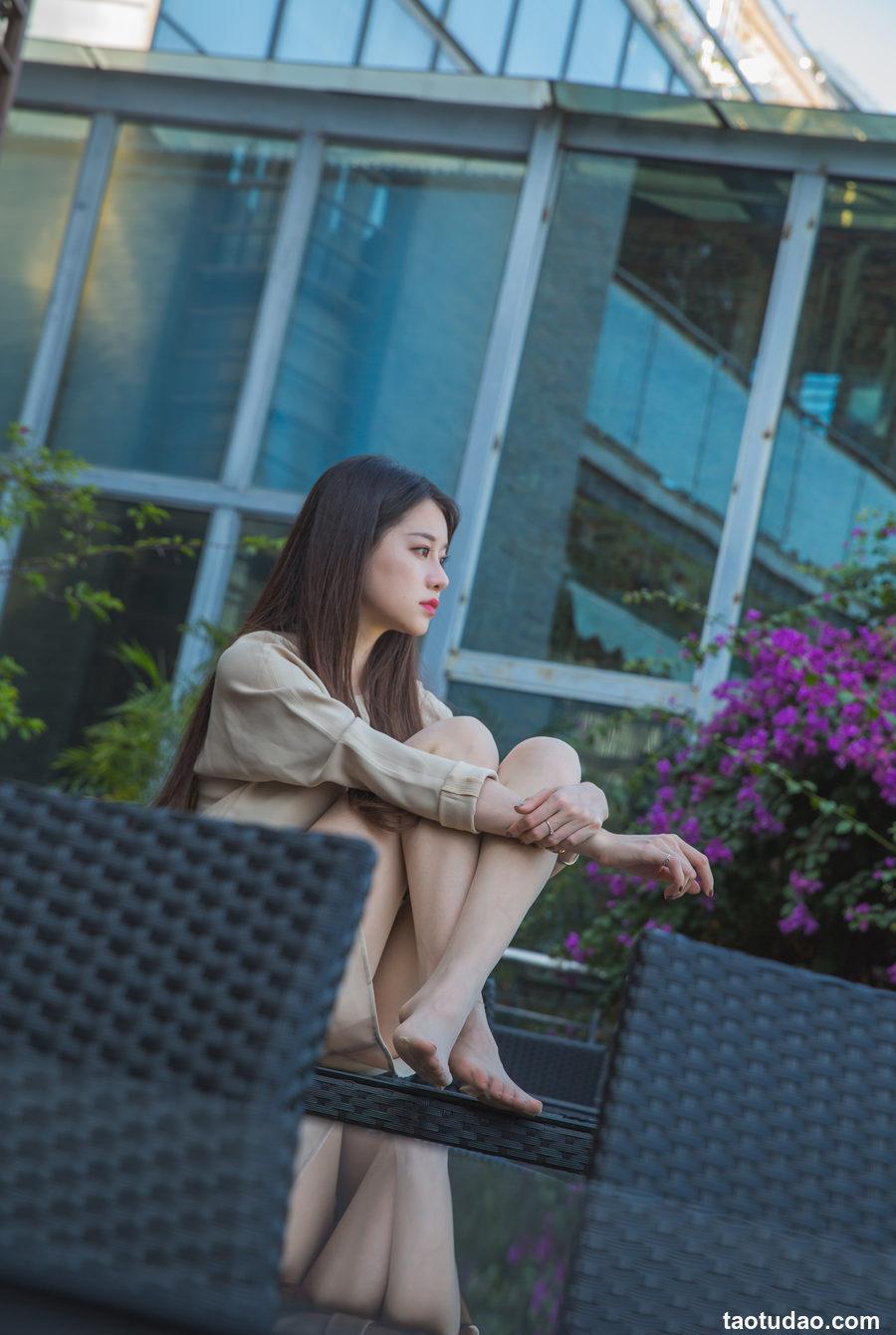 Sia不吃鱼 - 风衣玉足 [14P-159MB]