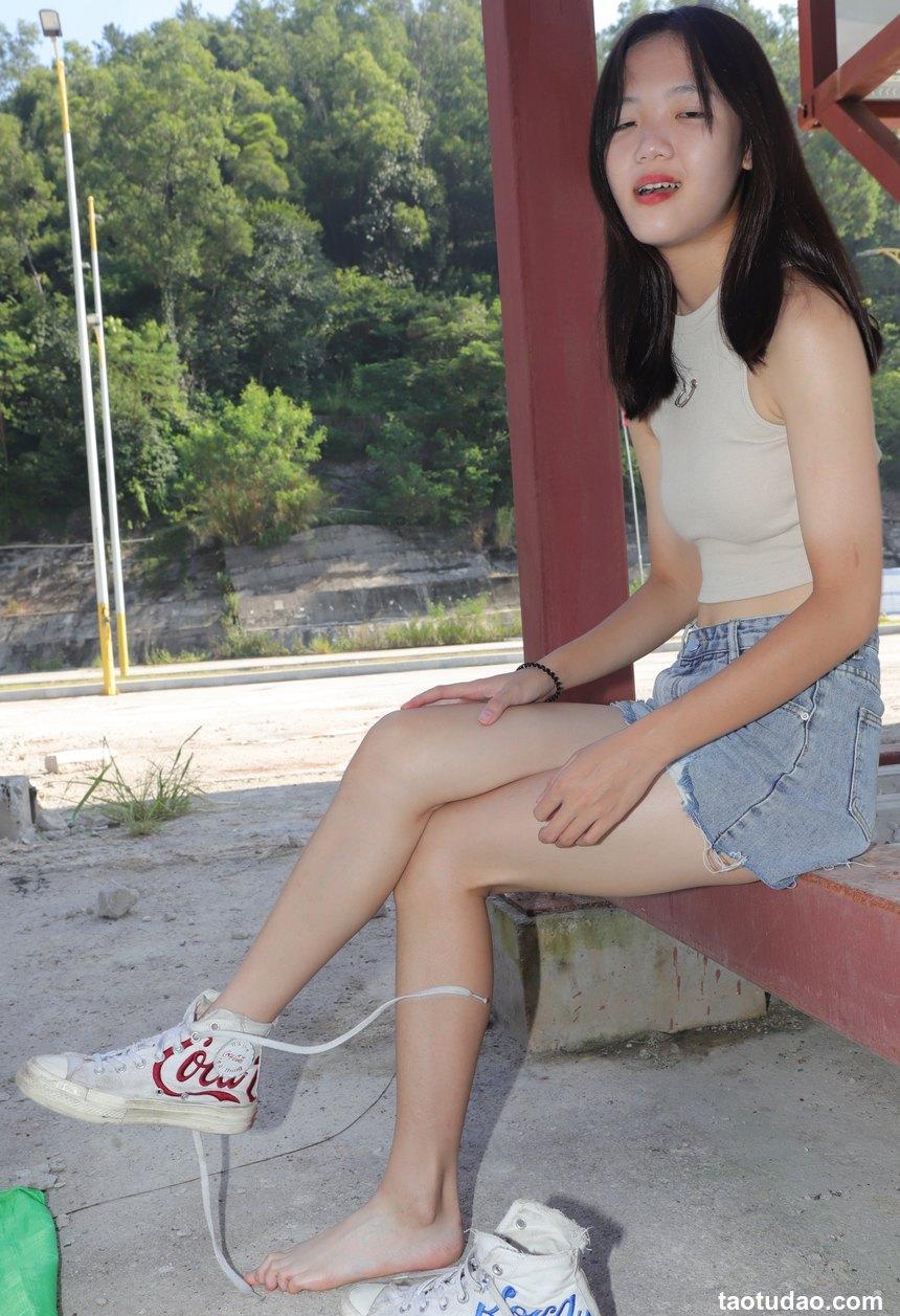 Pary摄影 NO.021 极品美女校花思思全程赤脚拍照后亮出脏脚底[130P／475MB]