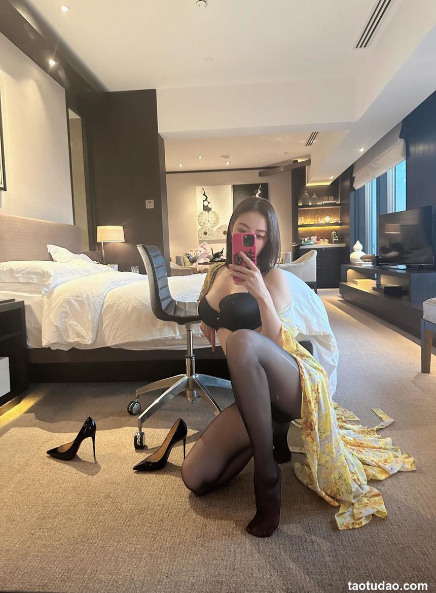 果儿Victoria - 黄色战袍[23P-27MB]