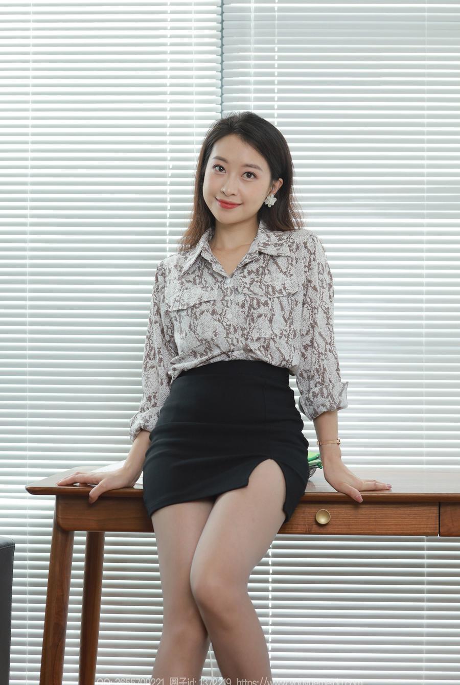 [IESS异思趣向] 2023.10.09 丝享家 1554 小婕《蟒纹衬衣》[89P-97.1M]