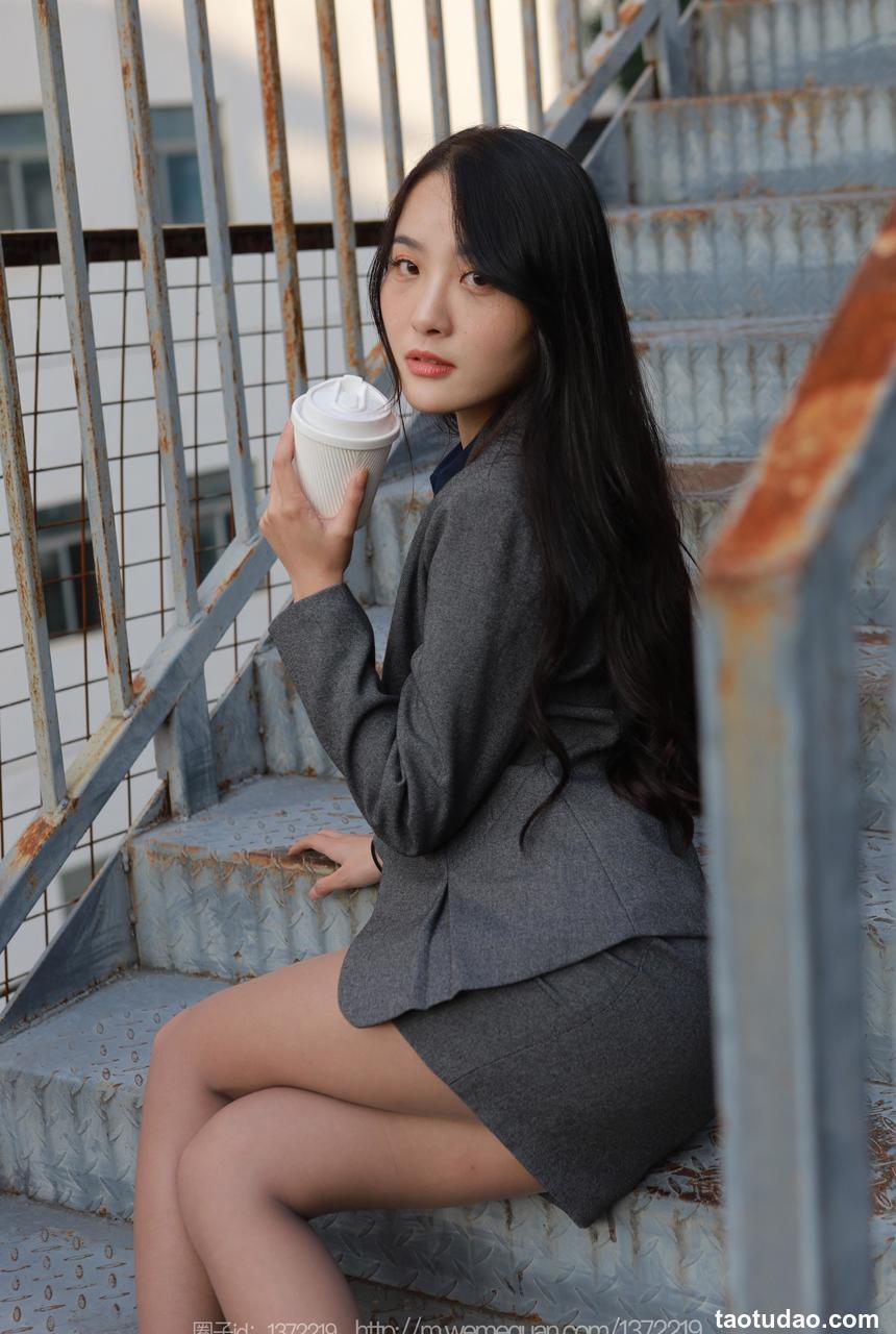 [IESS异思趣向] 2022.12.17 丝享家 1301 婉萍《温柔OL风》[88P-101.4M]