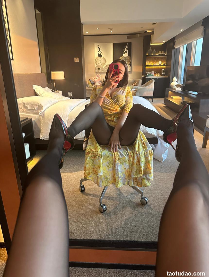 果儿Victoria - 黄色战袍[23P-27MB]