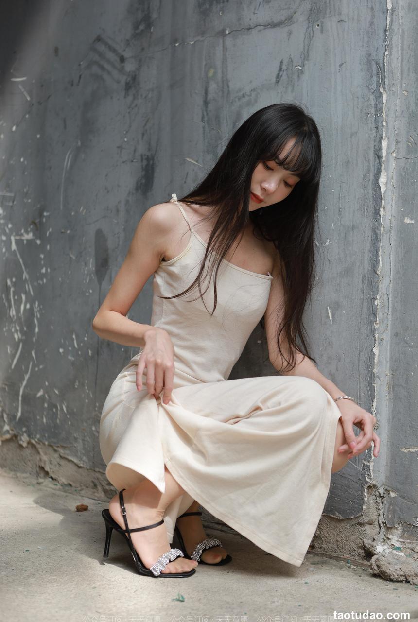 [IESS异思趣向] 2022.11.08 丝享家 1262 团团《高叉长腿》[88P-96.2M]