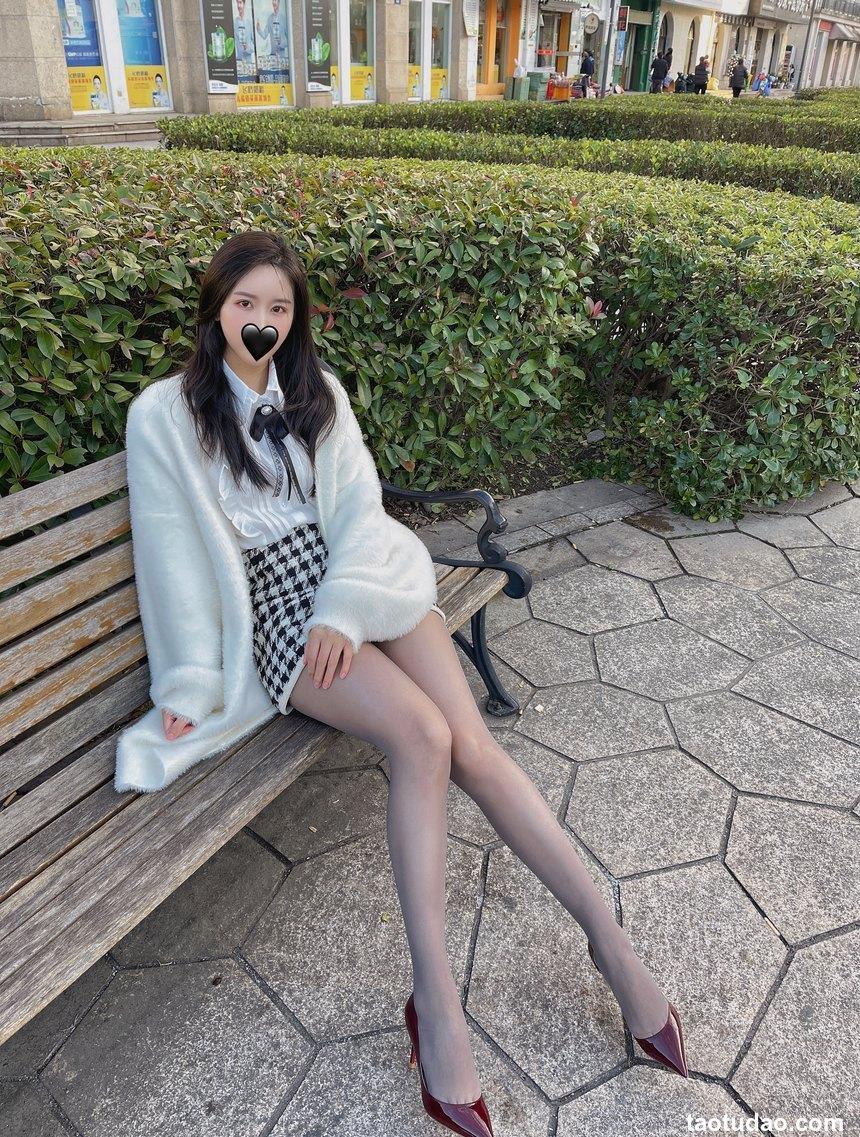 软妹小九九[July芝岚] - 灰丝户外 [48P-222MB]