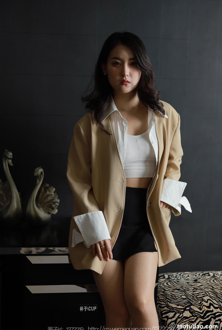 [IESS异思趣向] 2023.02.19 丝享家 1367 小宝《外套下的长腿》[88P-94MB]