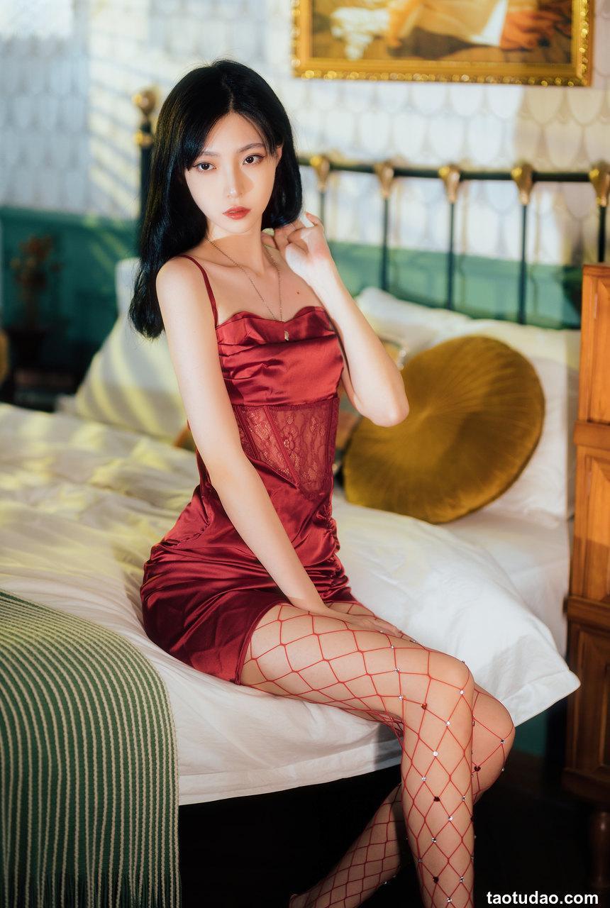 许岚(叁月life) - 网袜红裙 [40P-960MB]