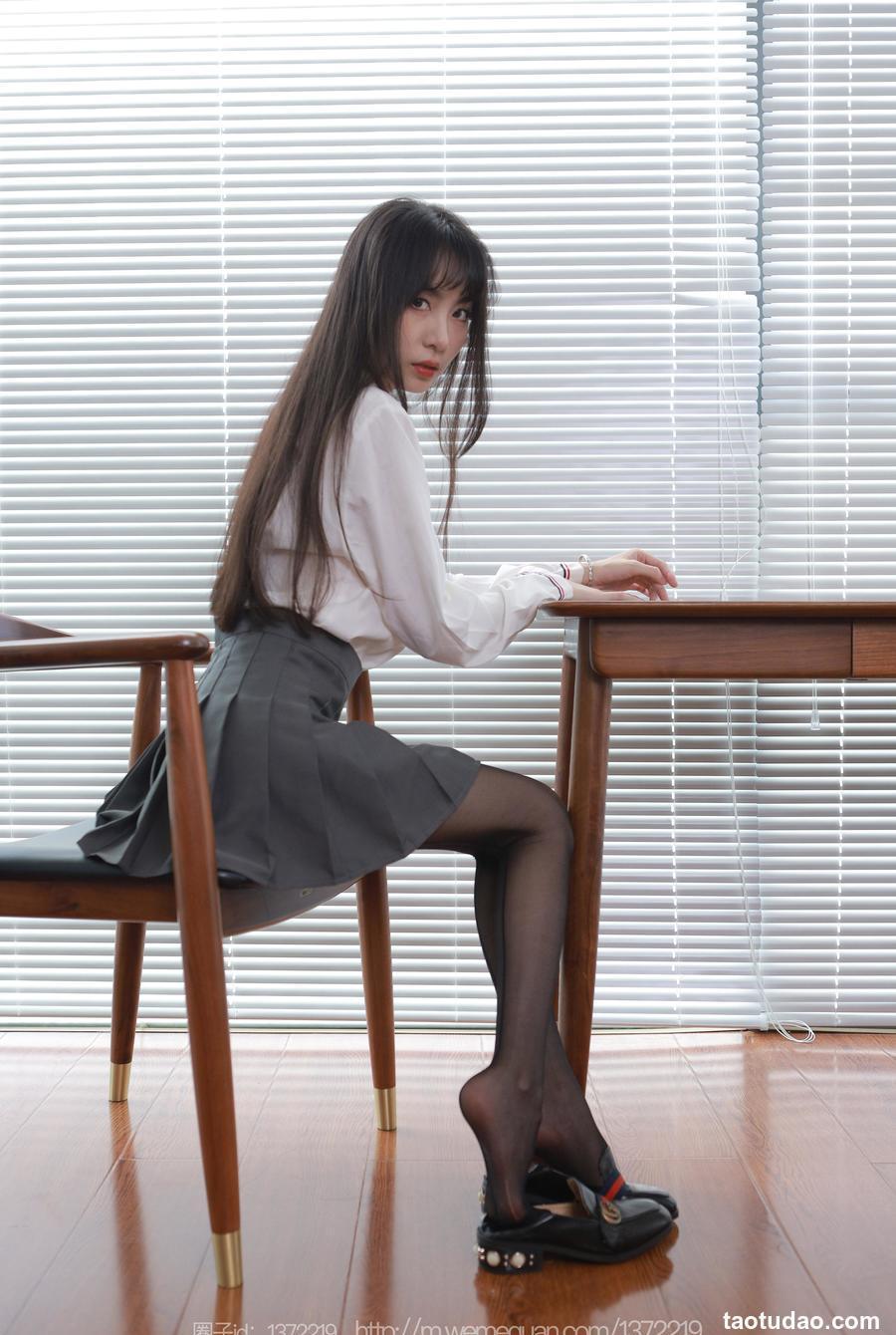 [IESS异思趣向] 2023.09.18 丝享家 1536 团团《长腿百褶裙》[82P-89M]