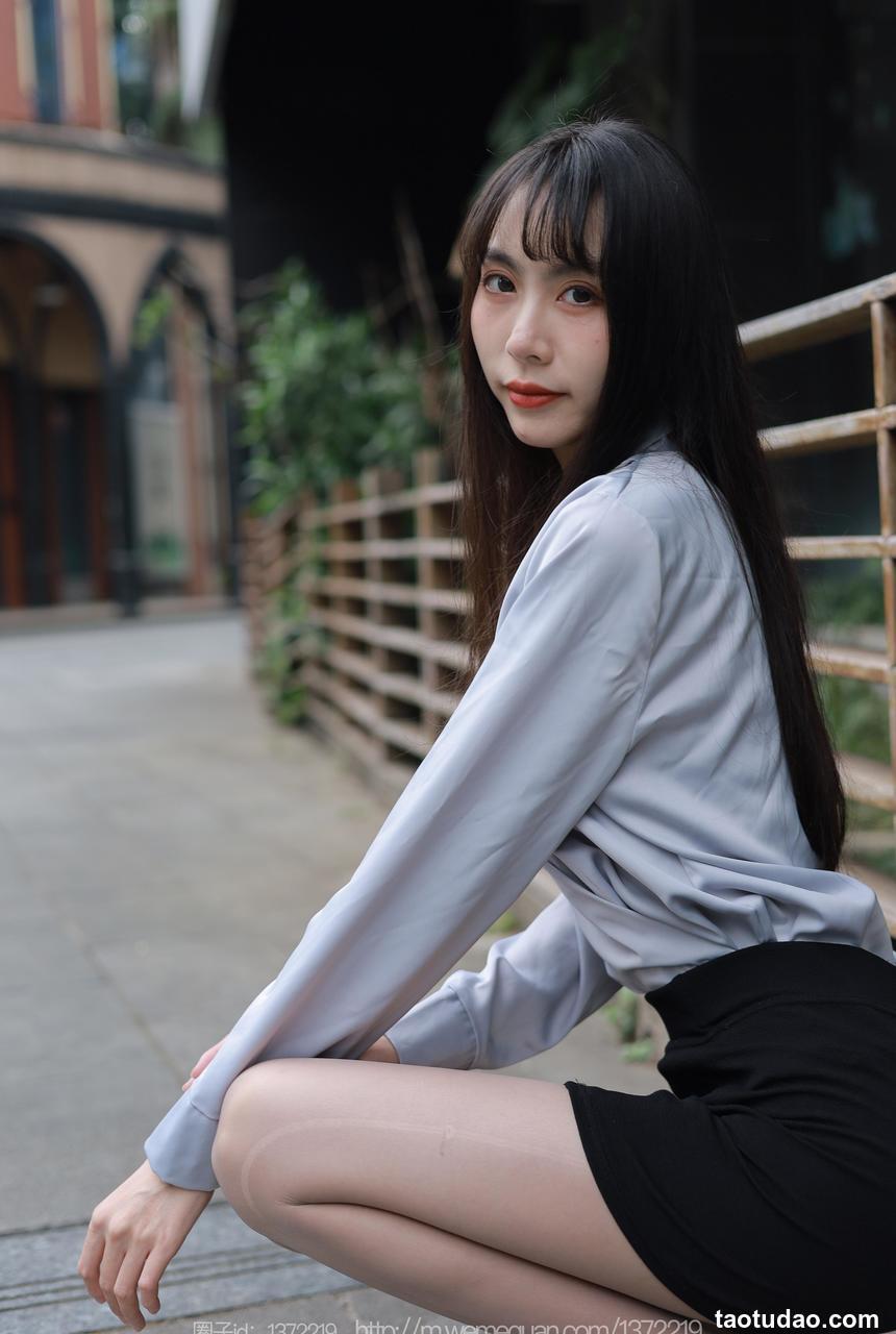 [IESS异思趣向] 2023.03.02 丝享家 1378 团团《楼梯上的美人》[92P-96.7M]