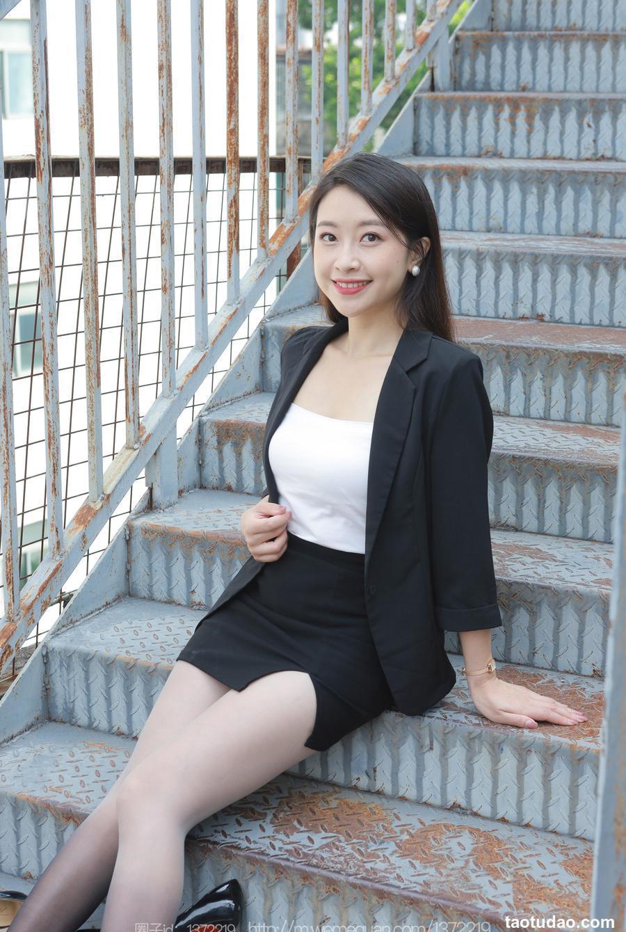 [IESS异思趣向] 2023.09.28 丝享家 1545 小婕《黑白灰渐变》[84P-115.6M]