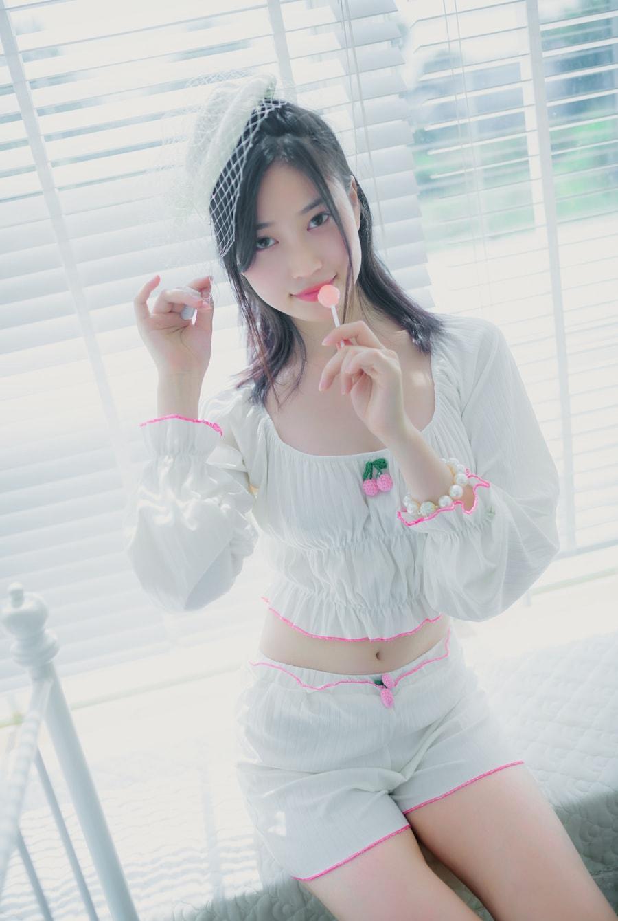 年年nnian - 爱吃棒棒糖的少女 [35P-123MB]