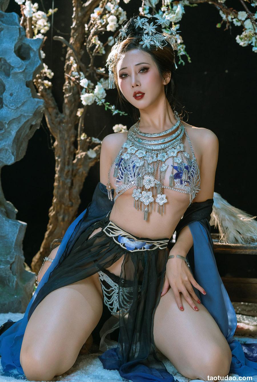 奶桃桃&轩萧学姐 - 苗疆少女 [24P+1V-400M]