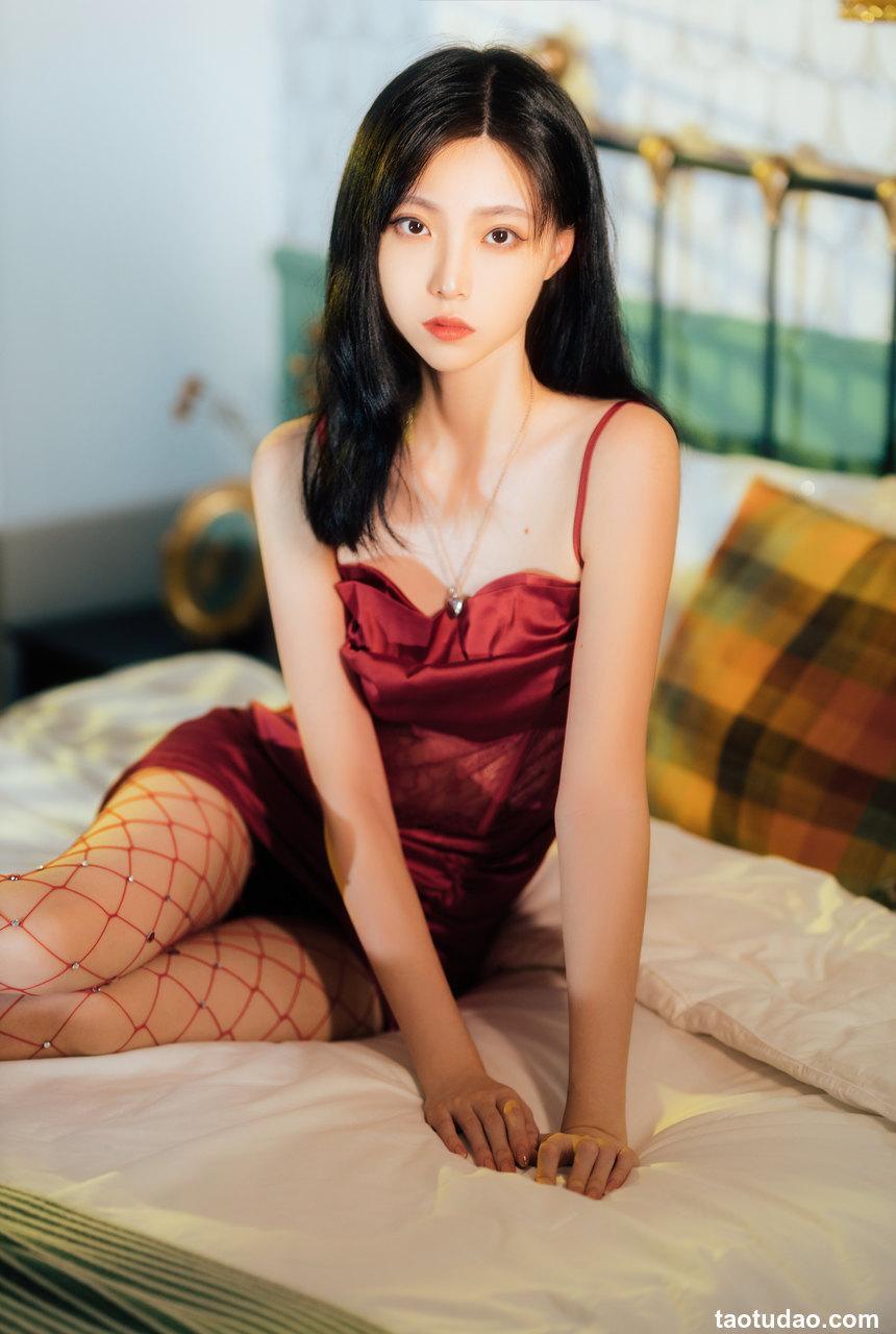 许岚(叁月life) - 网袜红裙 [40P-960MB]