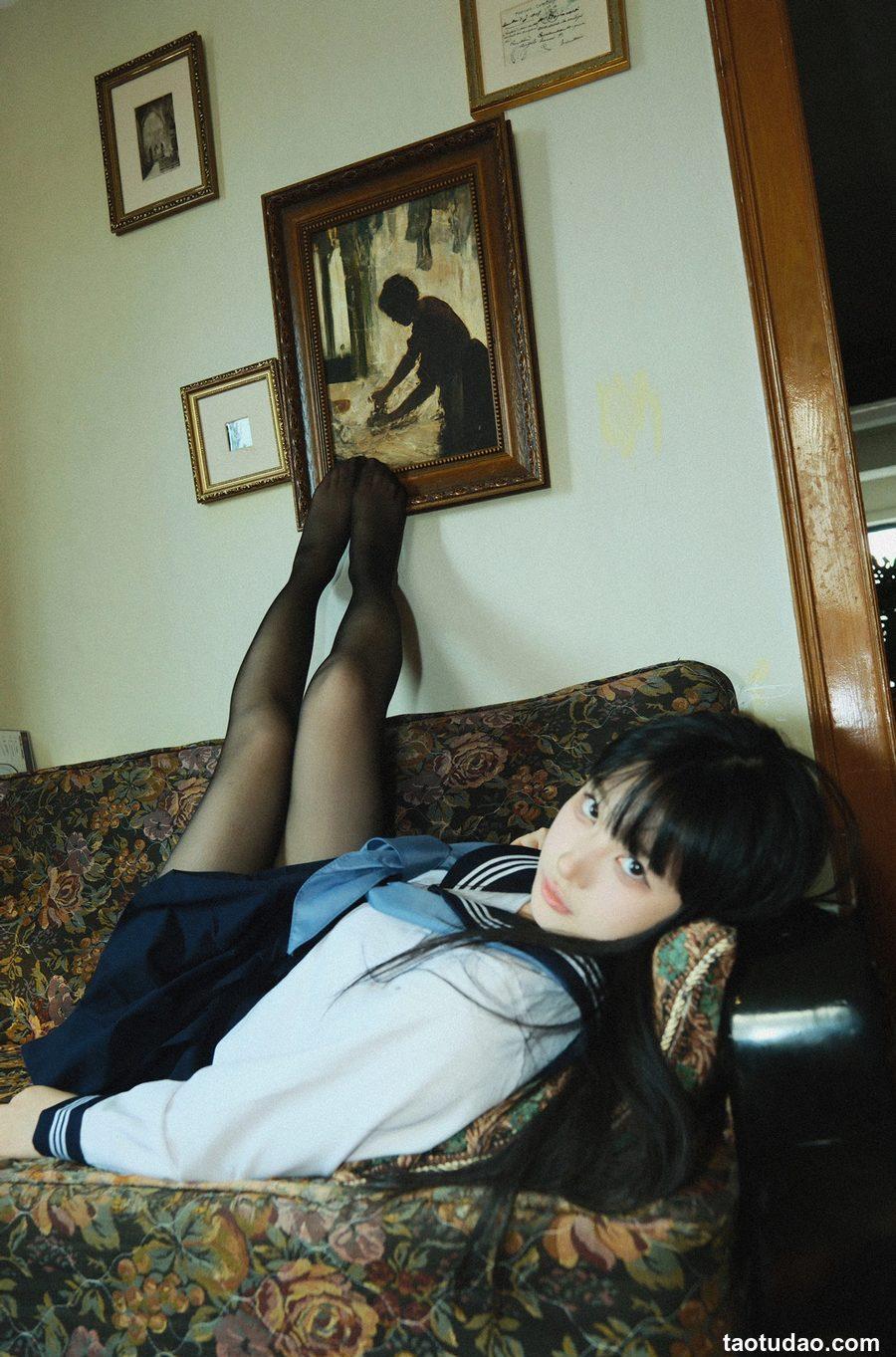 白莉爱吃巧克力 - 原理猪 闺房JK [19P-732MB]