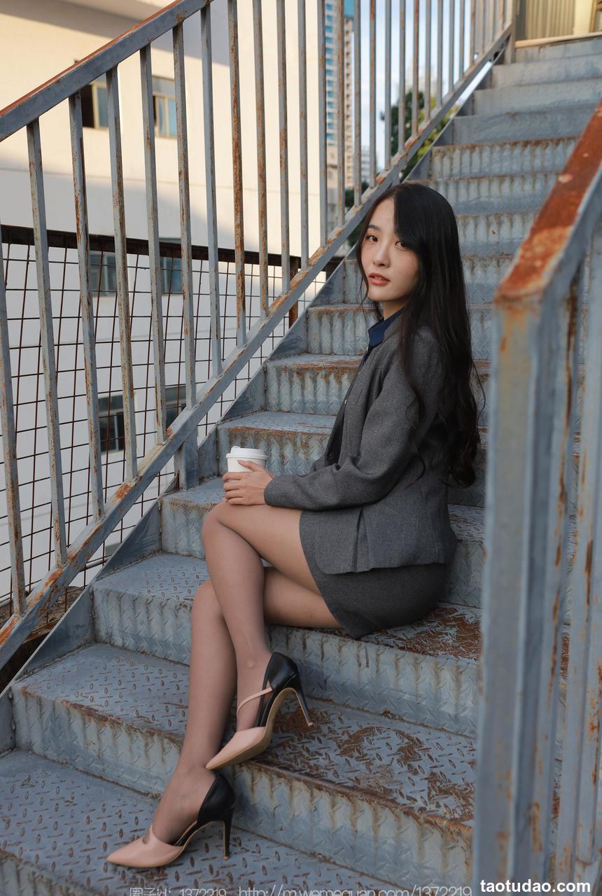 [IESS异思趣向] 2022.12.17 丝享家 1301 婉萍《温柔OL风》[88P-101.4M]