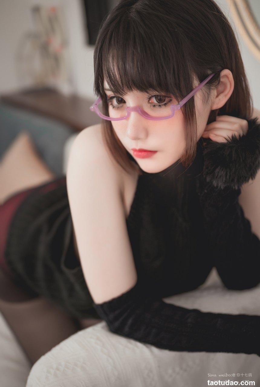 你十七鸽 - NO.002 宿醉毛衣 [41P-291MB]