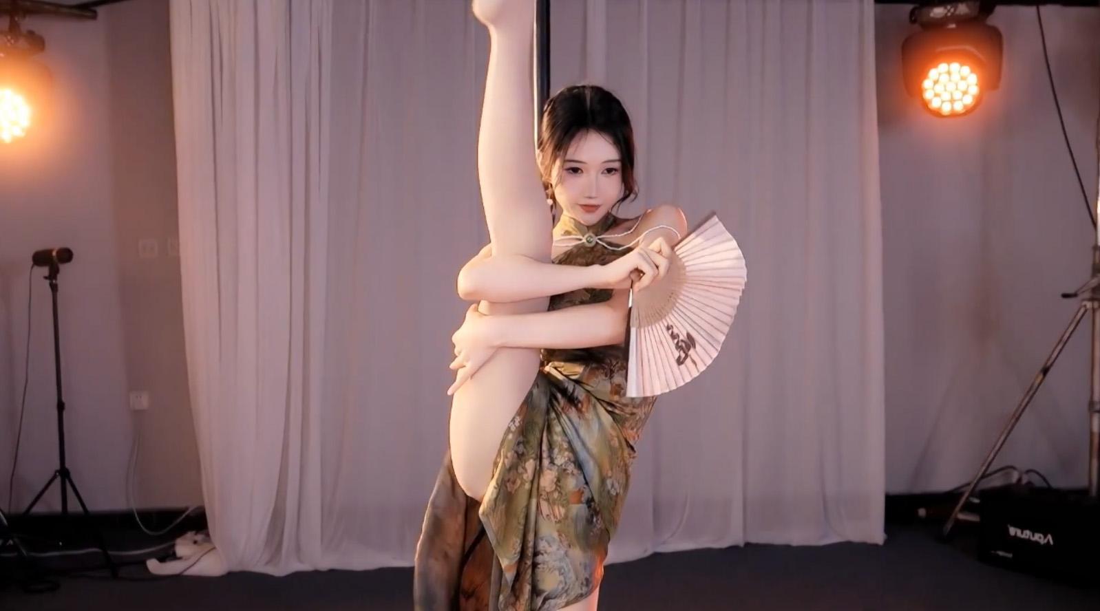 虎牙主播 坏空空8月小合集【15V- 4.37G】