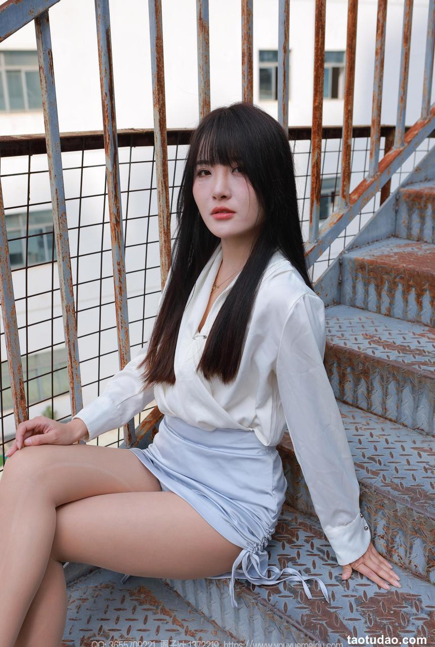 [IESS异思趣向] 2024.11.08 丝享家 1893 婉萍《蓝色短裙（上）》[80P-90MB]