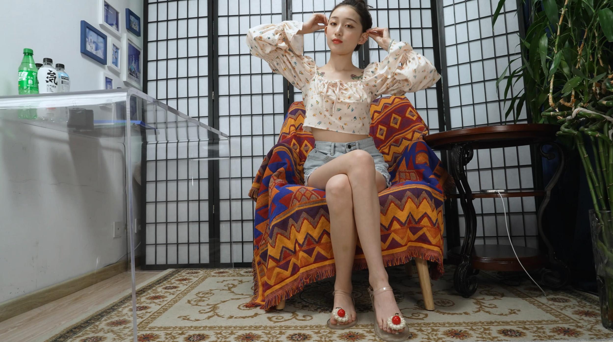 A&F NO.136 Baby展示她的性感的小脚丫裸足[1V／3.17GB]