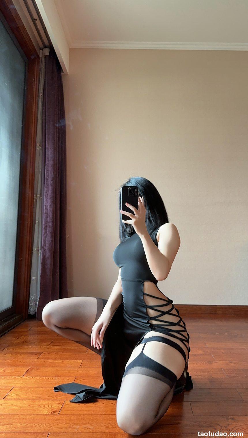 俏妞qiaoniuTT - 国风黑丝开叉旗袍 [30P-129MB]