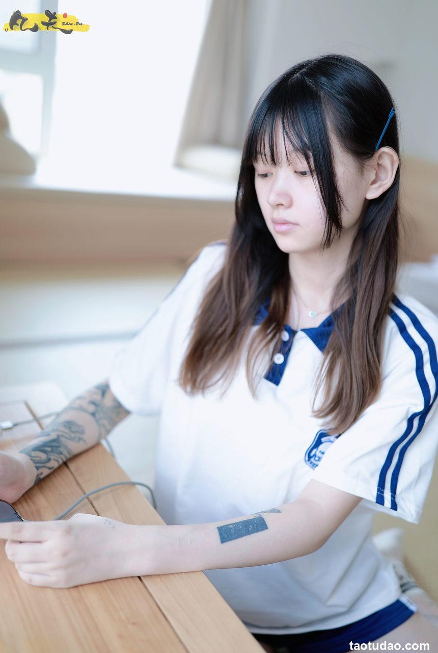 凡夫摄影 NO.0003 - 纹身美少女小恩原味棉袜裸足[208P+1V／2.39GB]