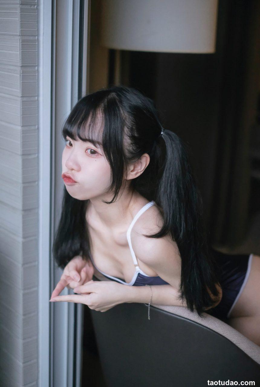 可可小白兔 - 追蹤起來 跟著🐰🐰去游泳！ [7P-20MB]