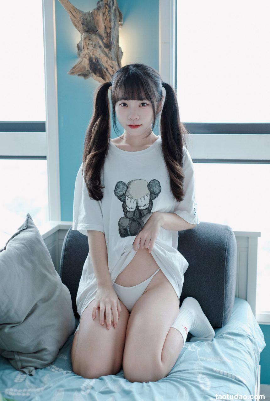 可可小白兔 - 捕獲一隻沒穿褲褲の小白兔 [30P-94MB]