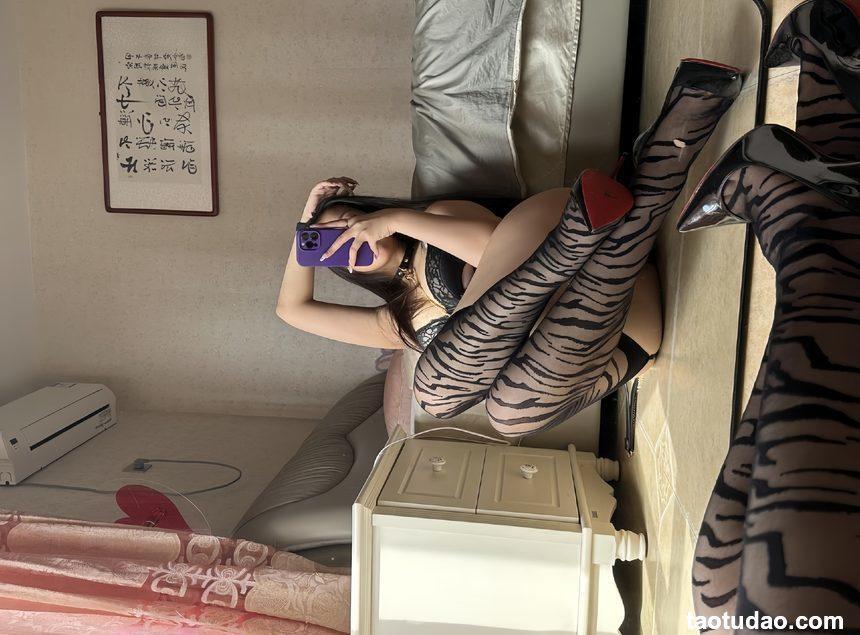 美邵女Baby - 吊带黑丝[22P+2V-173MB]