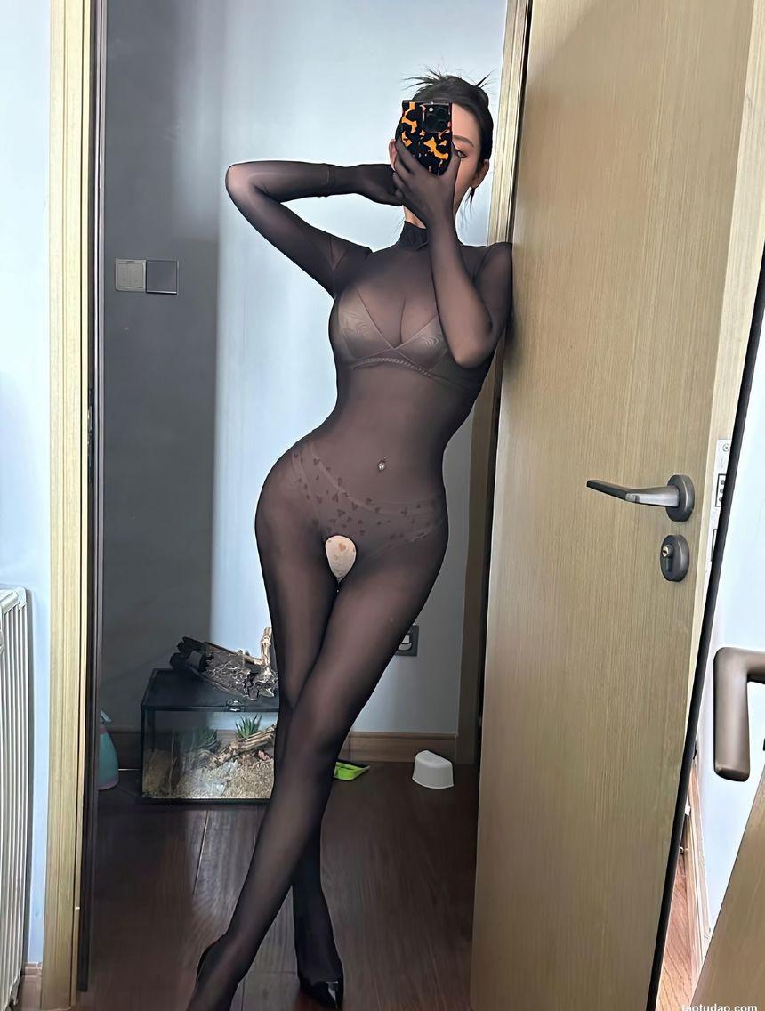 微密圈-不爱笑的赛琳[缕空蝴蝶情趣[9P+2V-53MB]