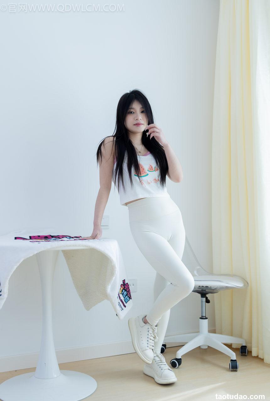 物恋传媒 NO.2276 闪闪-板鞋、白船袜（自然穿脏）、蓝船袜（自然穿脏）、裸足[182P-1V-4.88G]