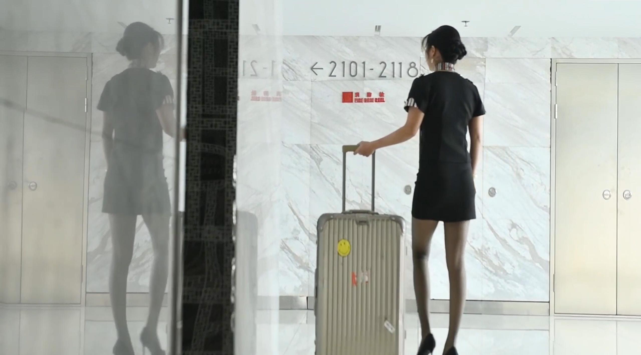 [Ligui丽柜] 2024.03.30 HD视频《空姐玉液-私人订制》英子 [1V-1.1G]