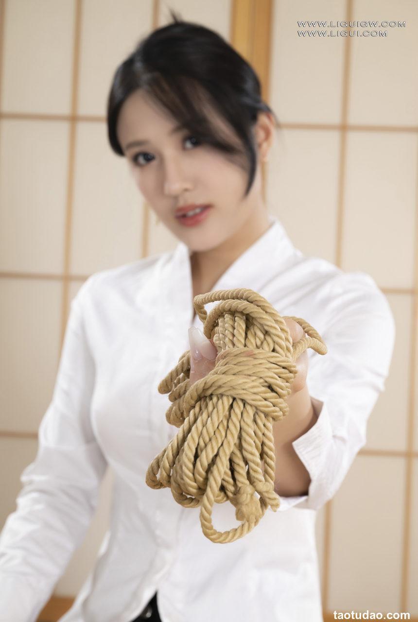 [Ligui丽柜] 2025.04.25 《绝望的美腿OL》念念 [64P-63MB]