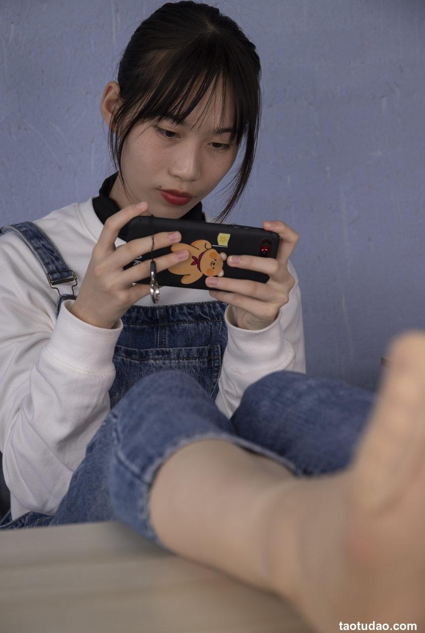 南国足艺视频 NO.033 美女小韵办公室秀肉丝美脚，大脚丫真好看[107P-1.29G]