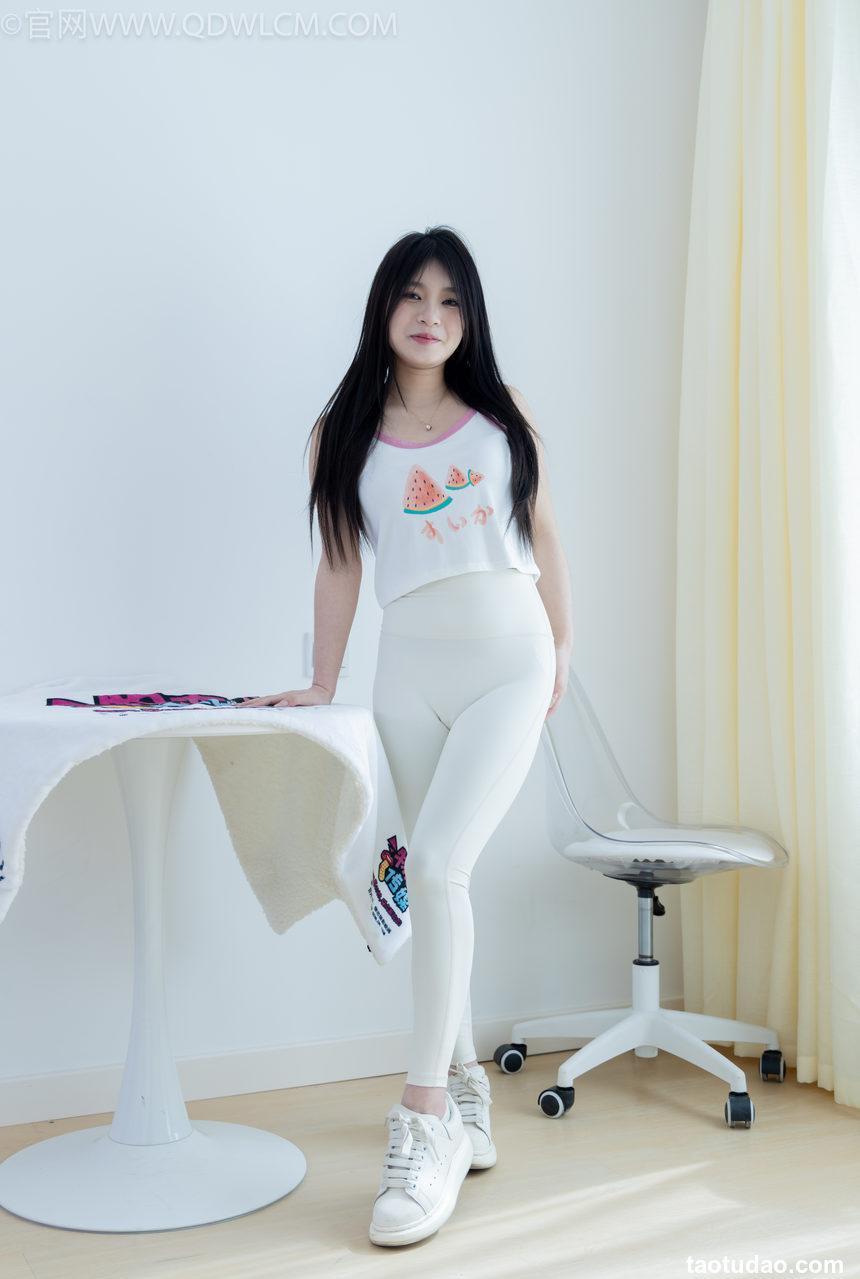 物恋传媒 NO.2276 闪闪-板鞋、白船袜（自然穿脏）、蓝船袜（自然穿脏）、裸足[182P-1V-4.88G]