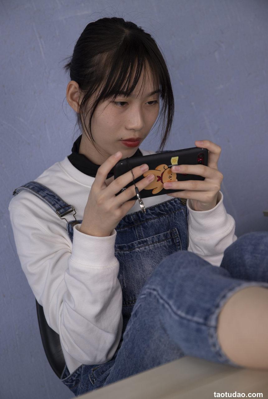 南国足艺视频 NO.033 美女小韵办公室秀肉丝美脚，大脚丫真好看[107P-1.29G]