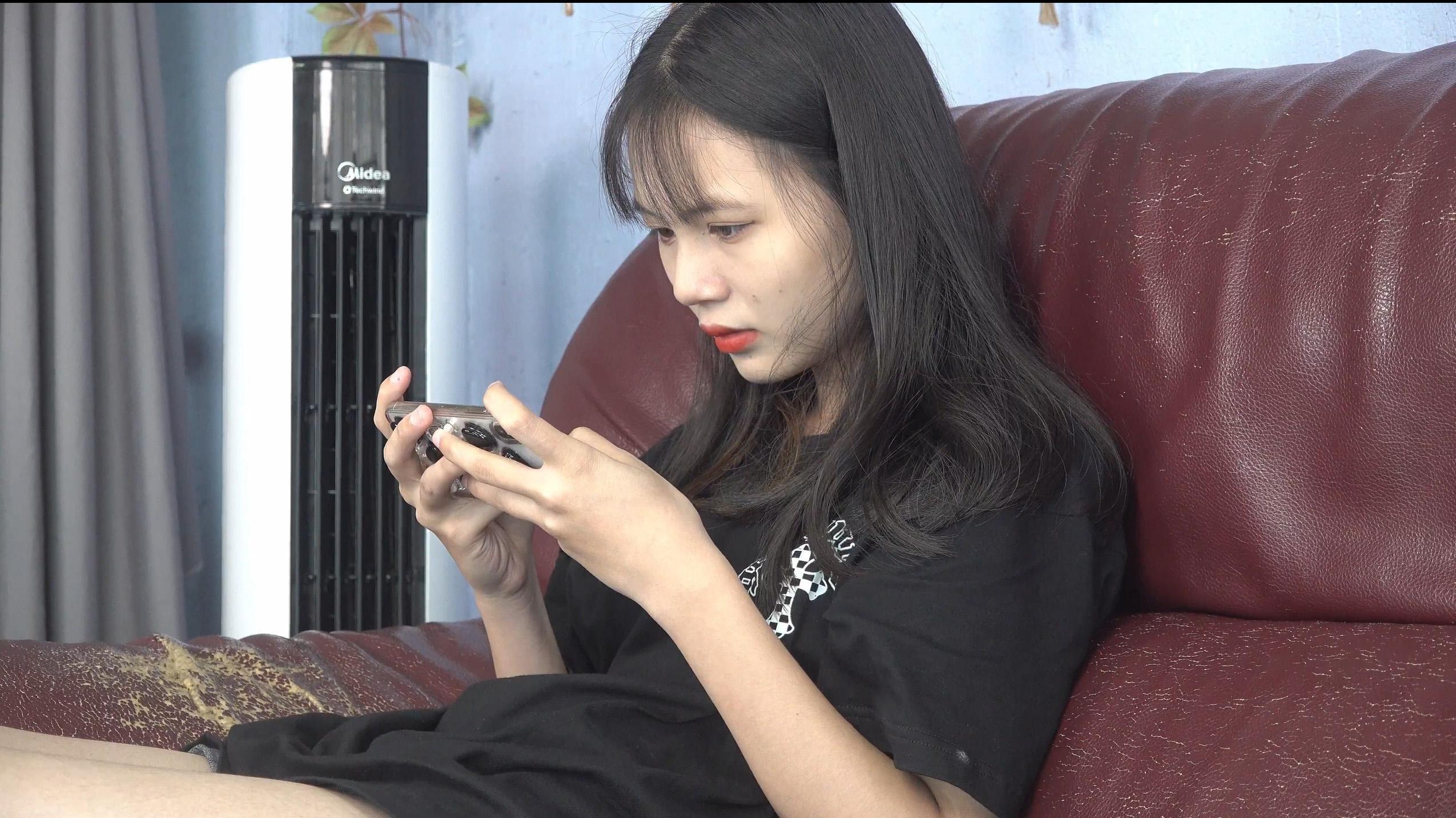 南国足艺视频 NO.035 清纯小雪害羞脱白袜，近距离秀脚[1V-3.89G]